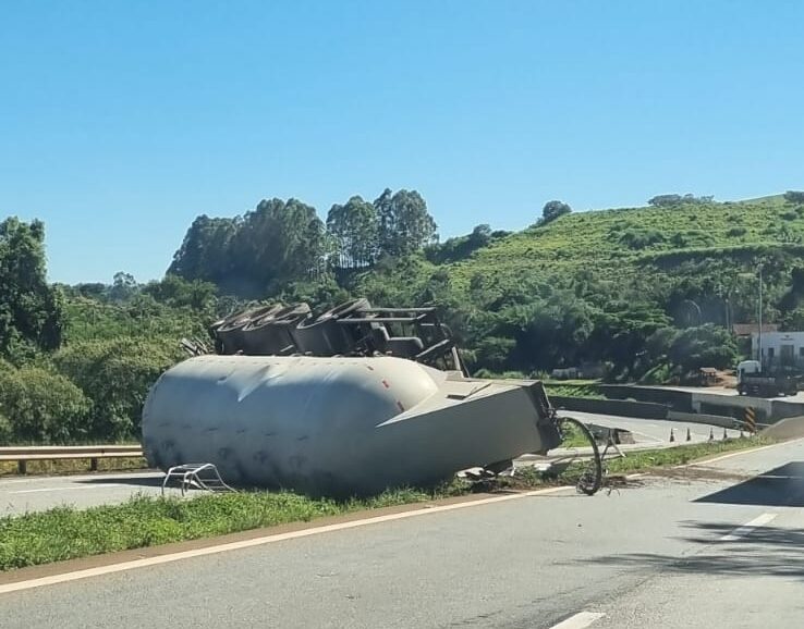 Carreta com 38 toneladas de cimento tomba e interdita BR-381; congestionamento chega a 3 km