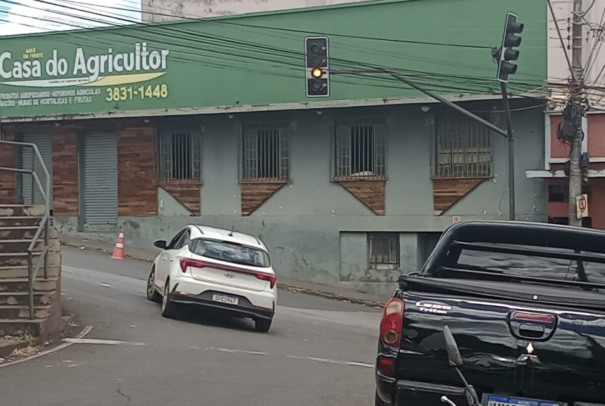 Semáforos operam em modo intermitente no bairro Pará e exigem atenção redobrada de motoristas