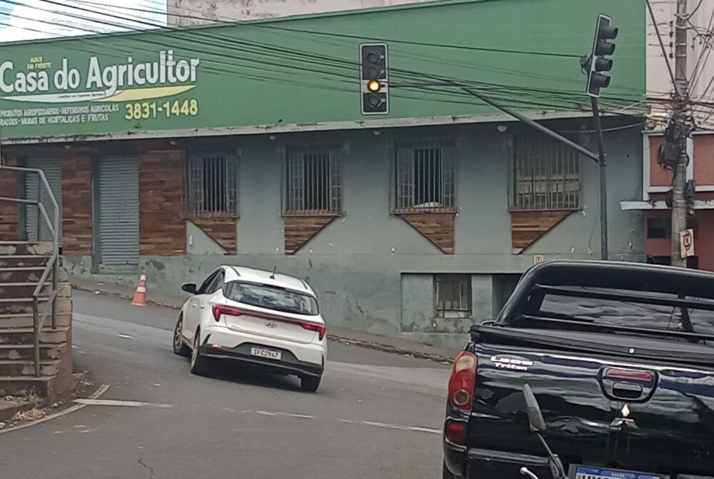 Semáforos operam em modo intermitente no bairro Pará e exigem atenção redobrada de motoristas