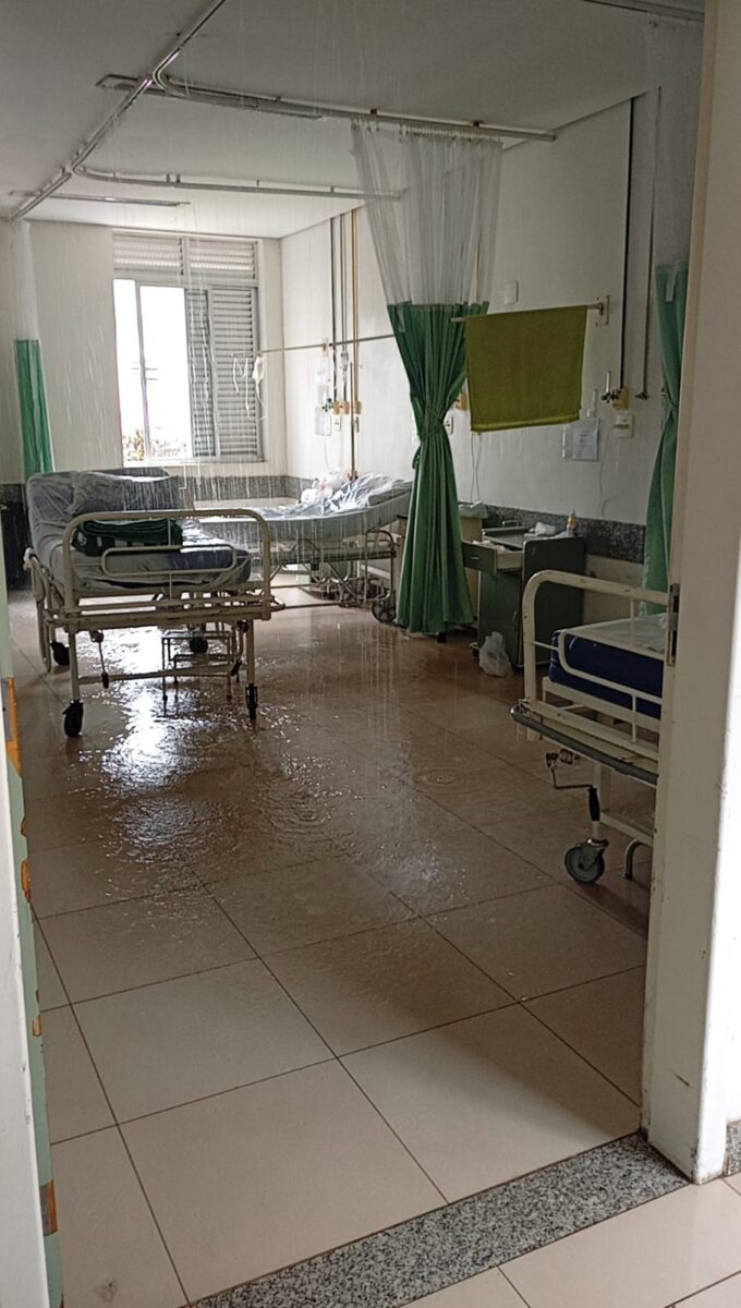 João Monlevade: teto da enfermaria masculina do Hospital Margarida cai após vazamento de água