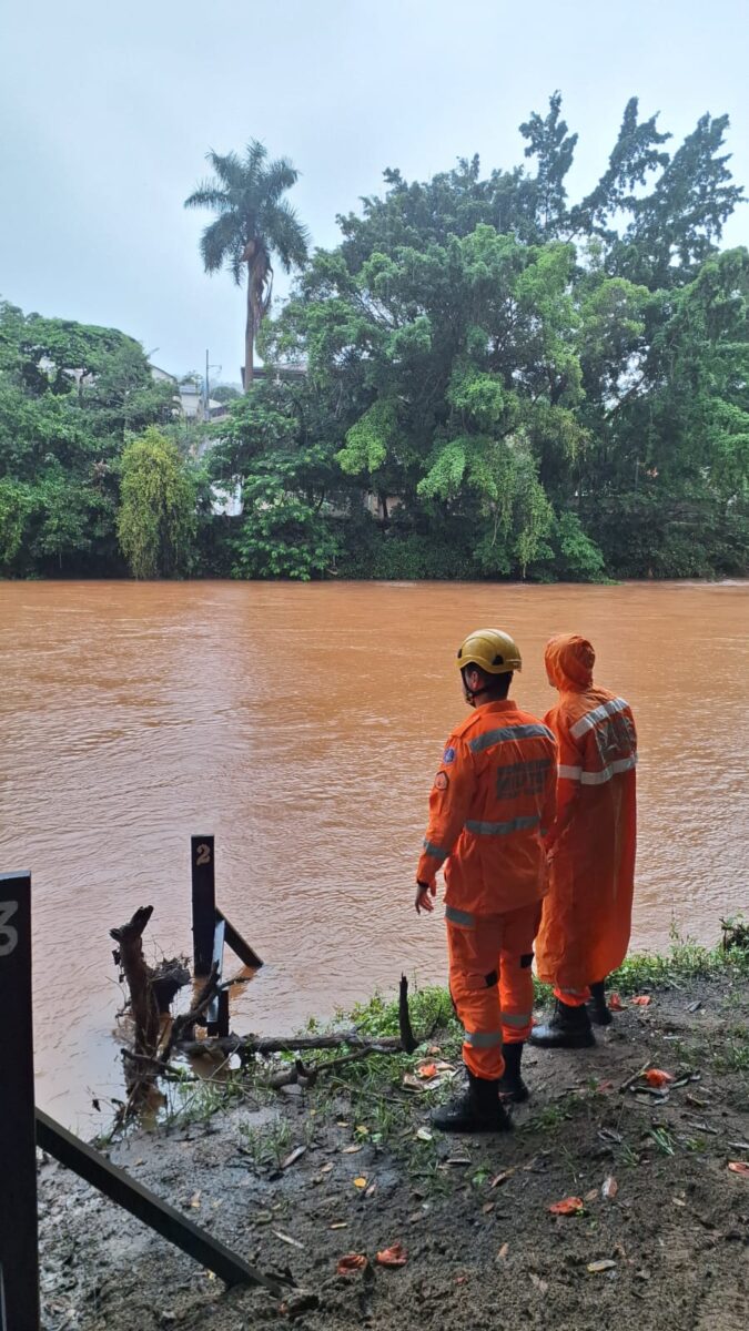 Buscas por jovem desaparecido no rio Piracicaba seguem em Nova Era; chuva dificulta os trabalhos