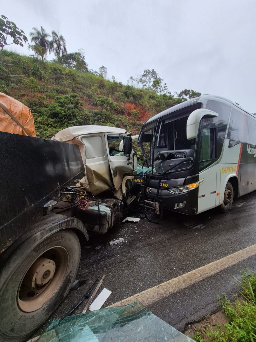 Problema mecânico em carreta provocou colisão frontal com ônibus da Saritur na MGC-120, em Ferros