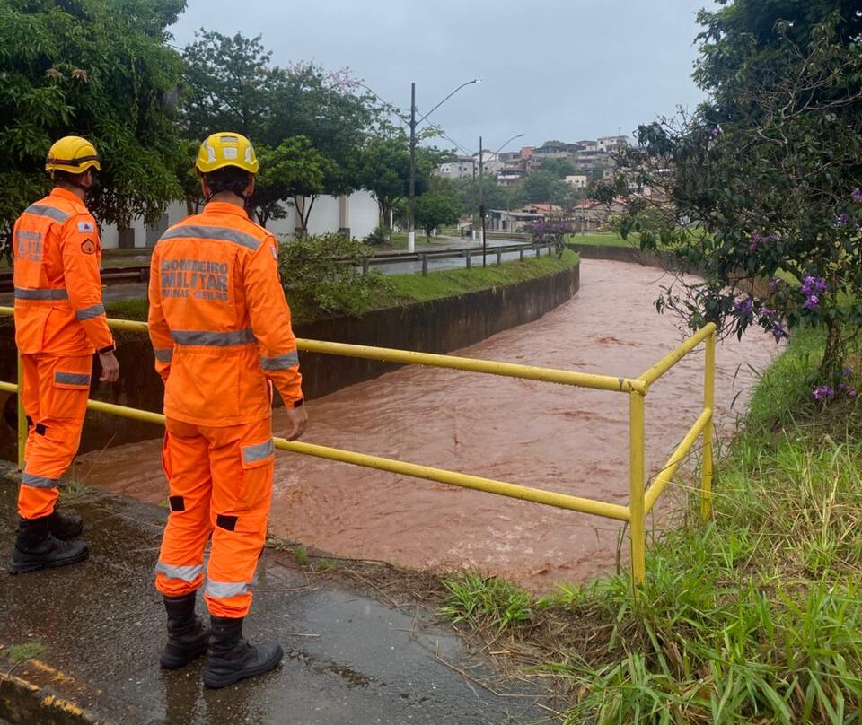 Bombeiros realizam vistoria preventiva e descartam riscos imediatos de inundação em bairros de Itabira