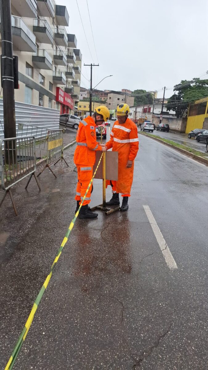 Bombeiros reforçam isolamento em área com risco de deslizamento no Cruzeiro Celeste, em João Monlevade