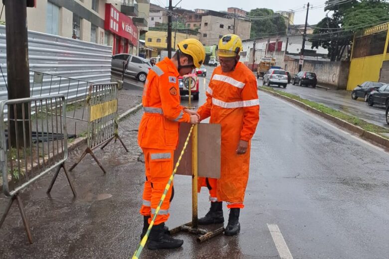 Bombeiros reforçam isolamento em área com risco de deslizamento no Cruzeiro Celeste, em João Monlevade