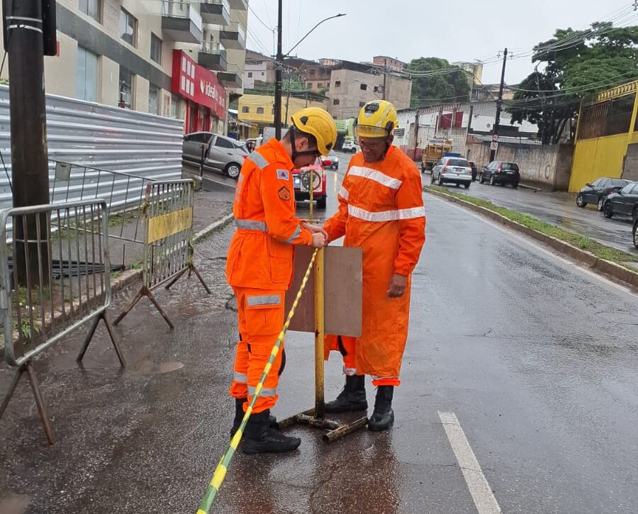 Bombeiros reforçam isolamento em área com risco de deslizamento no Cruzeiro Celeste, em João Monlevade