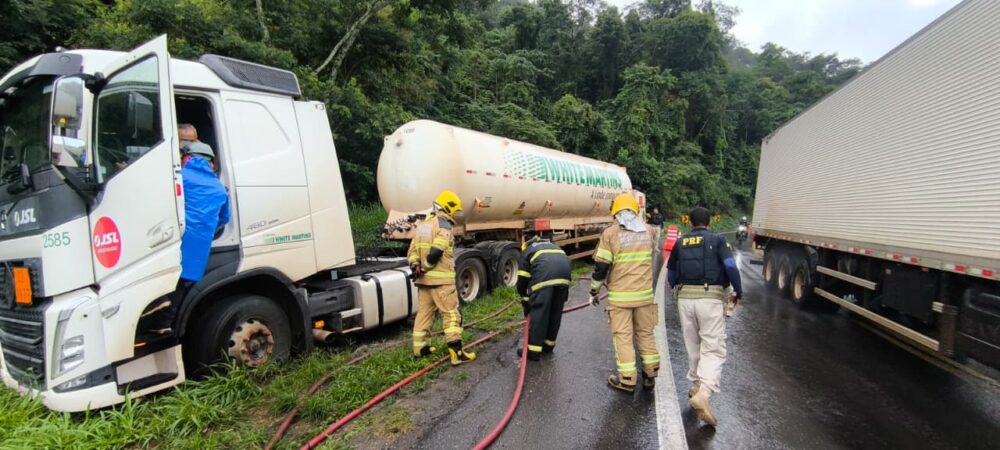 Transbordo de nitrogênio líquido mobiliza bombeiros e interdita trecho da BR-381, em João Monlevade