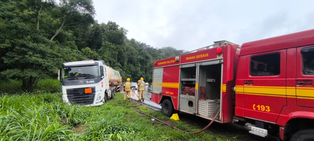 Transbordo de nitrogênio líquido mobiliza bombeiros e interdita trecho da BR-381, em João Monlevade