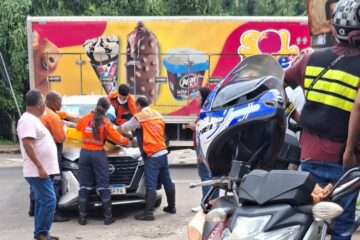 Mulher é arremessada contra capô após batida entre carro e moto em João Monlevade