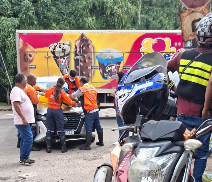 Mulher é arremessada contra capô após batida entre carro e moto em João Monlevade