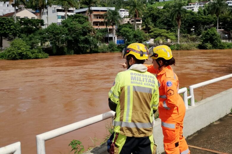 Rio Piracicaba se aproxima do limite da calha e coloca Nova Era em alerta