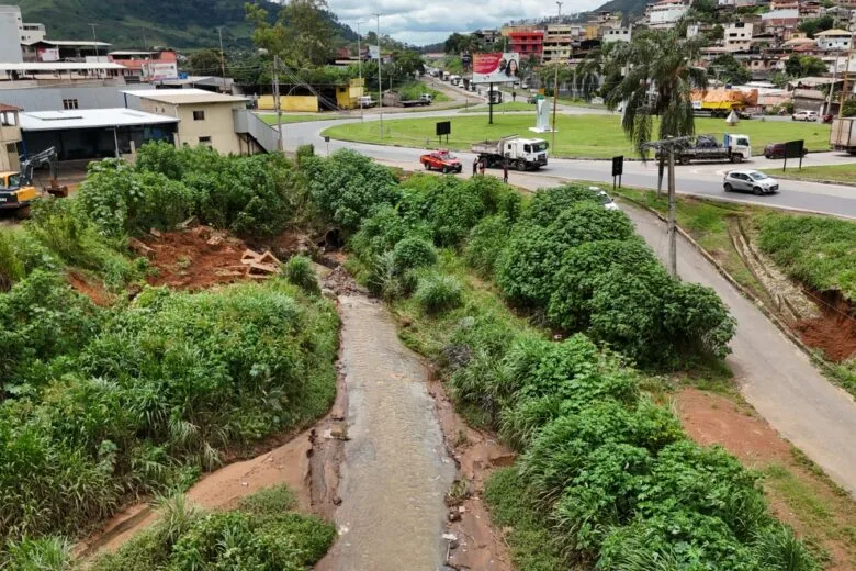 Bombeiros e Defesa Civil vistoriam tubulão após risco de deslizamento em João Monlevade