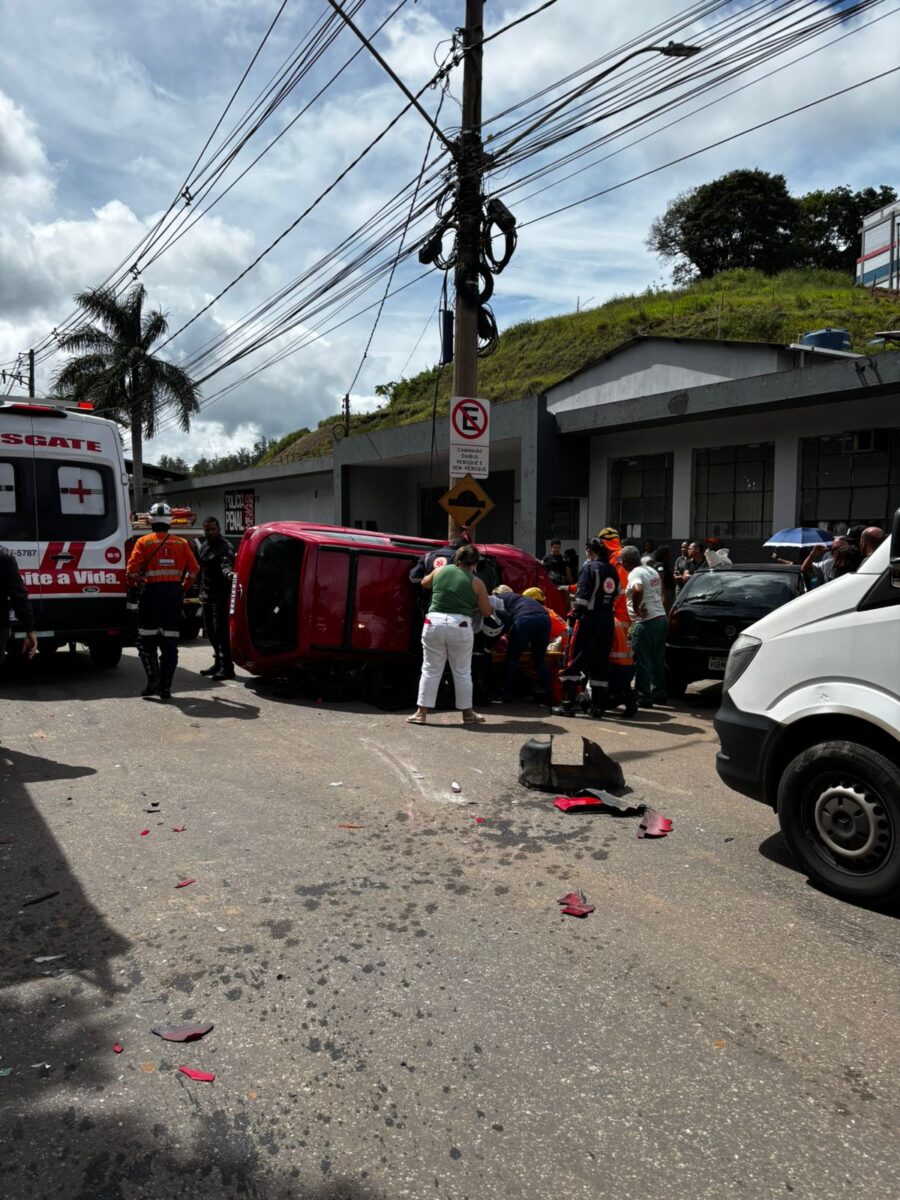 Carro capota após bater em carreta e atingir poste na avenida Getúlio Vargas, em João Monlevade; três pessoas ficam feridas