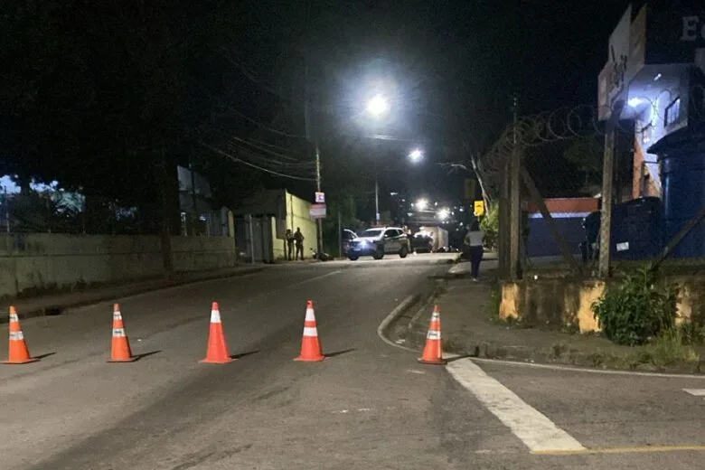 Motociclista que estaria “dando grau” colide com viatura da PM no bairro João XXIII, em Itabira