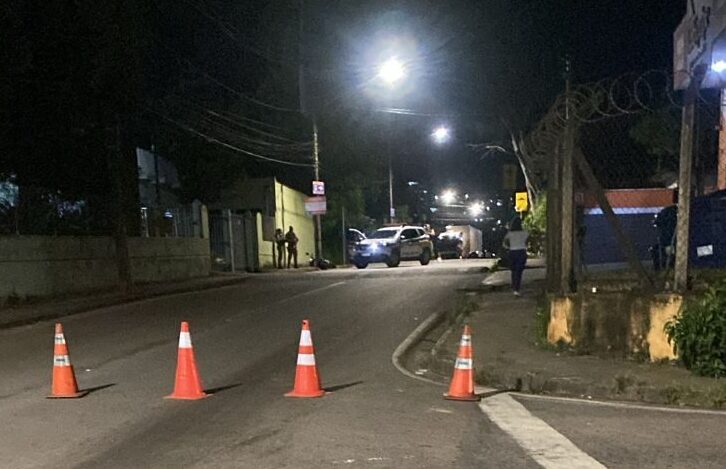 Motociclista que estaria “dando grau” colide com viatura da PM no bairro João XXIII, em Itabira