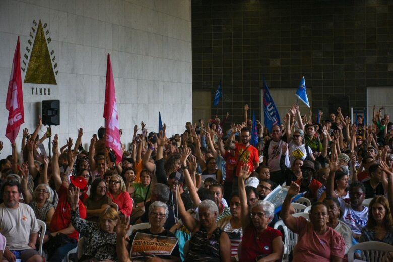 Greve na educação estadual de Minas começa em 4 de março e categoria cobra reajuste