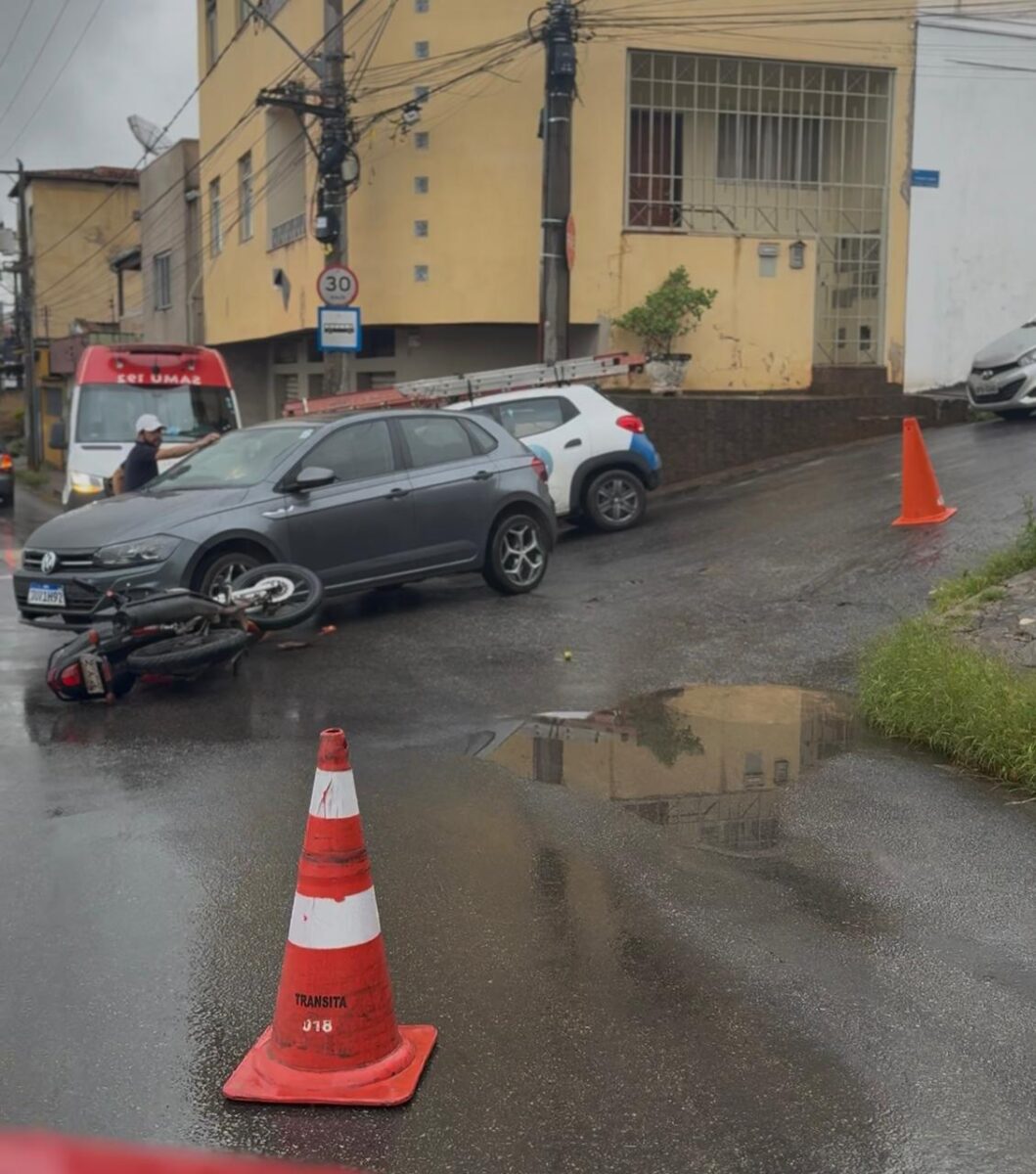 Colisão entre carro e moto deixa motociclista ferido na Vila Piedade, em Itabira