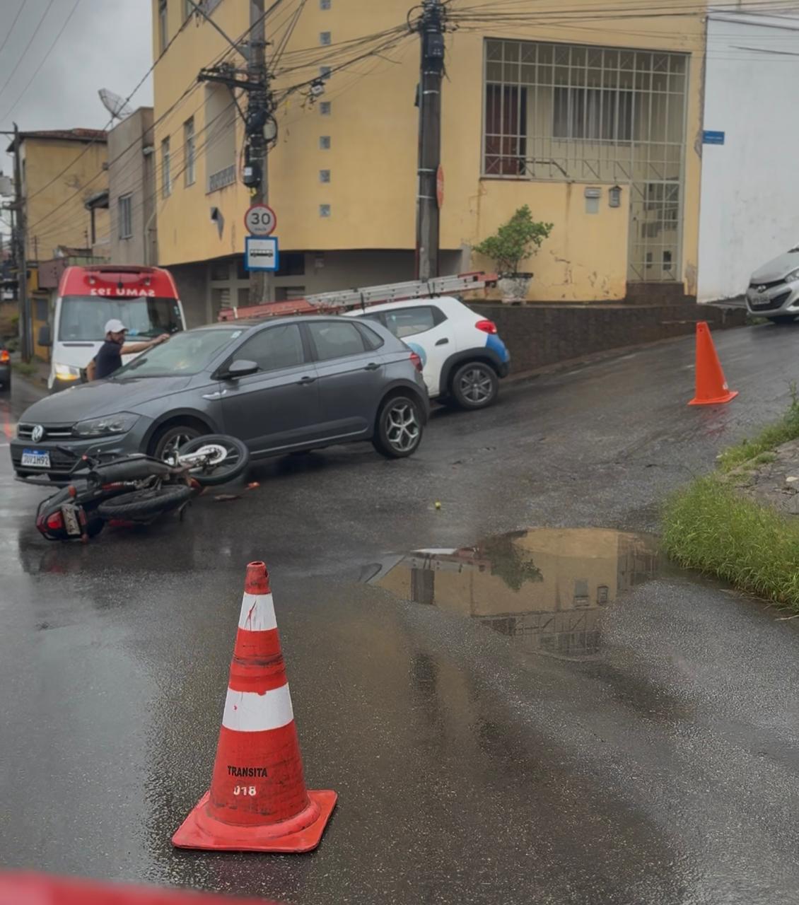 Colisão entre carro e moto deixa motociclista ferido na Vila Piedade, em Itabira