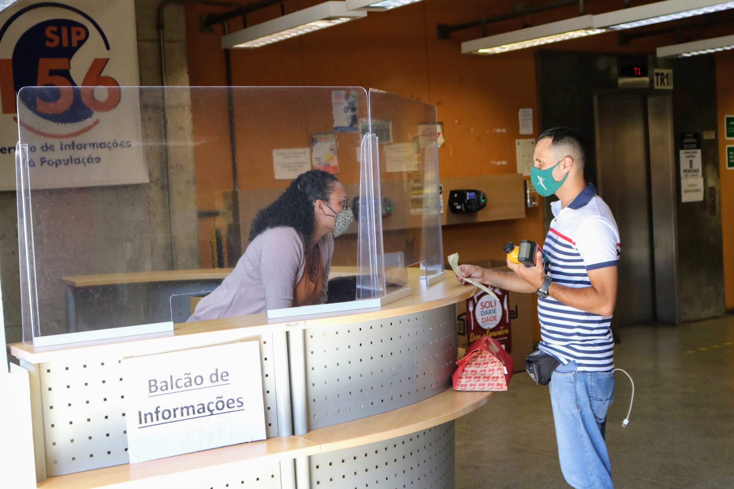 Vereador defende instalação de barreiras em balcões para evitar transmissões partículas de virais