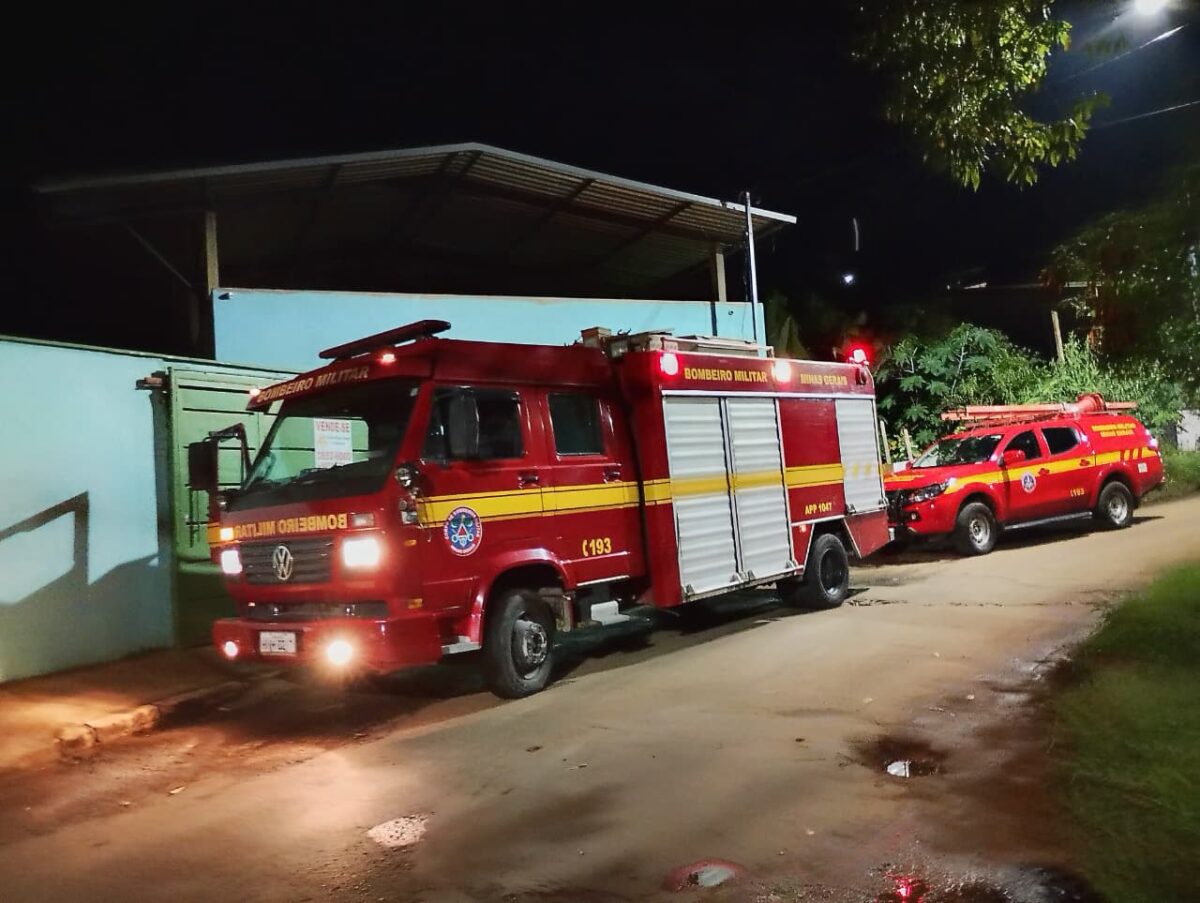 Casa vazia pega fogo e vizinhos se juntam para conter as chamas, em Monlevade