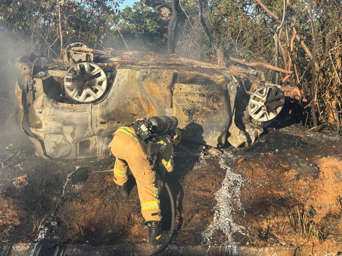Jeep pega fogo após colisão e deixa dois mortos na MGC-135