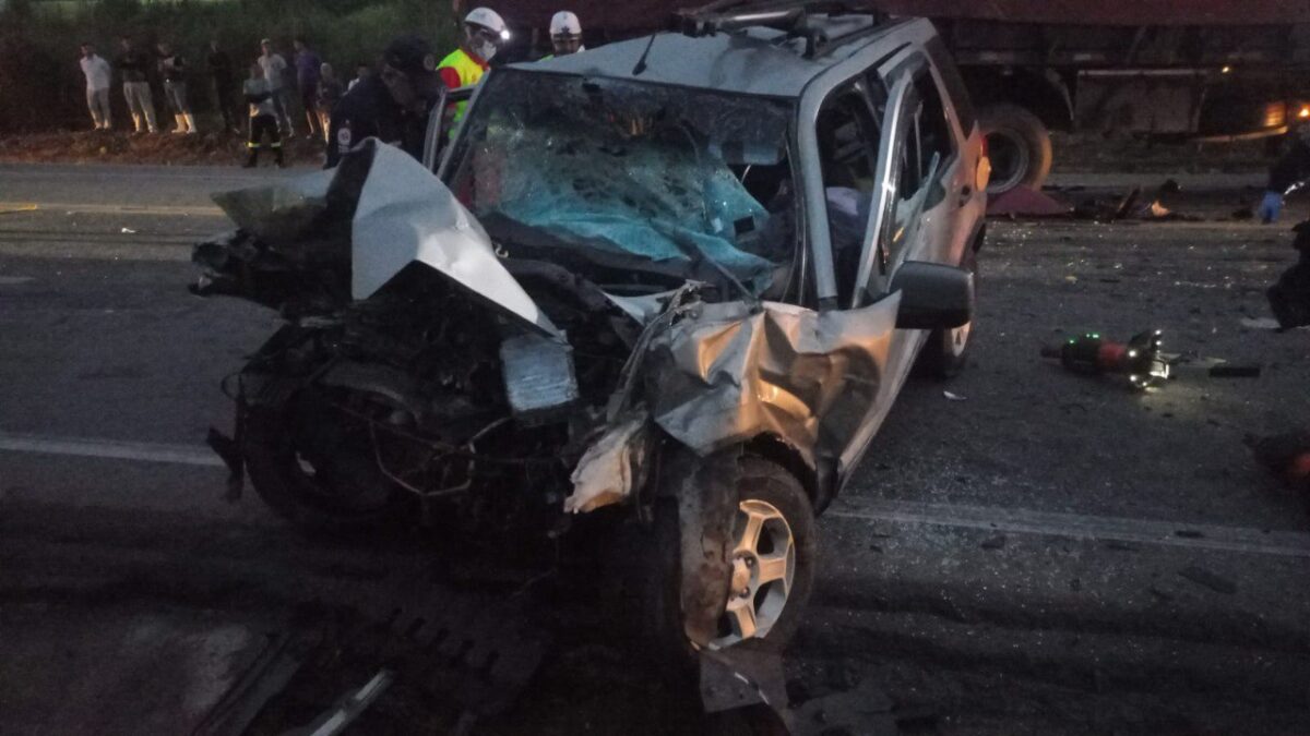 Acidente deixa dois mortos e interdita a rodovia BR-116 nos dois sentidos