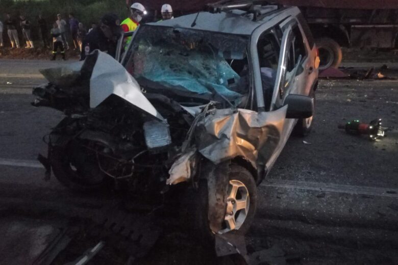 Acidente deixa dois mortos e interdita a rodovia BR-116 nos dois sentidos