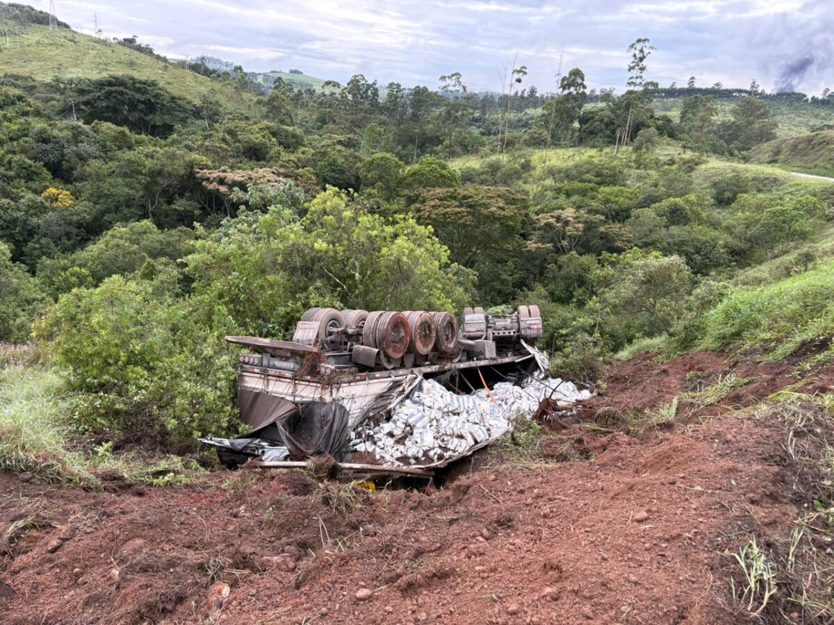 Carreta carregada de açúcar capota e motorista fica preso às ferragens na BR-265