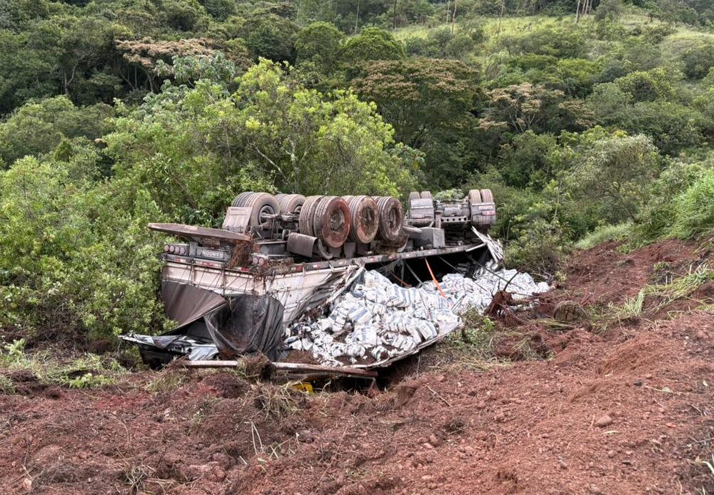Carreta carregada de açúcar capota e motorista fica preso às ferragens na BR-265