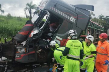 Motorista passa mal e provoca colisão entre carretas na BR-040