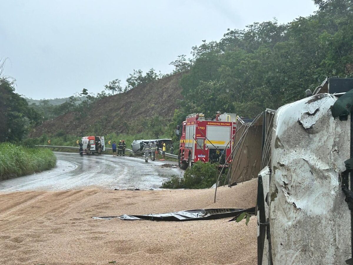 Motorista morre preso às ferragens após batida entre caminhão com carga de feijão e Hilux na BR-251