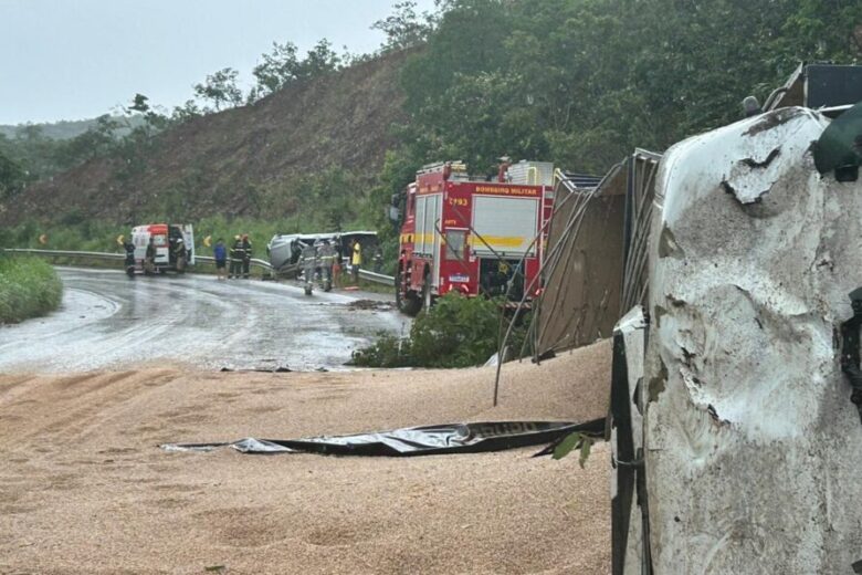 Uma pessoa morre após batida entre caminhão com carga de feijão e Hilux na BR-251