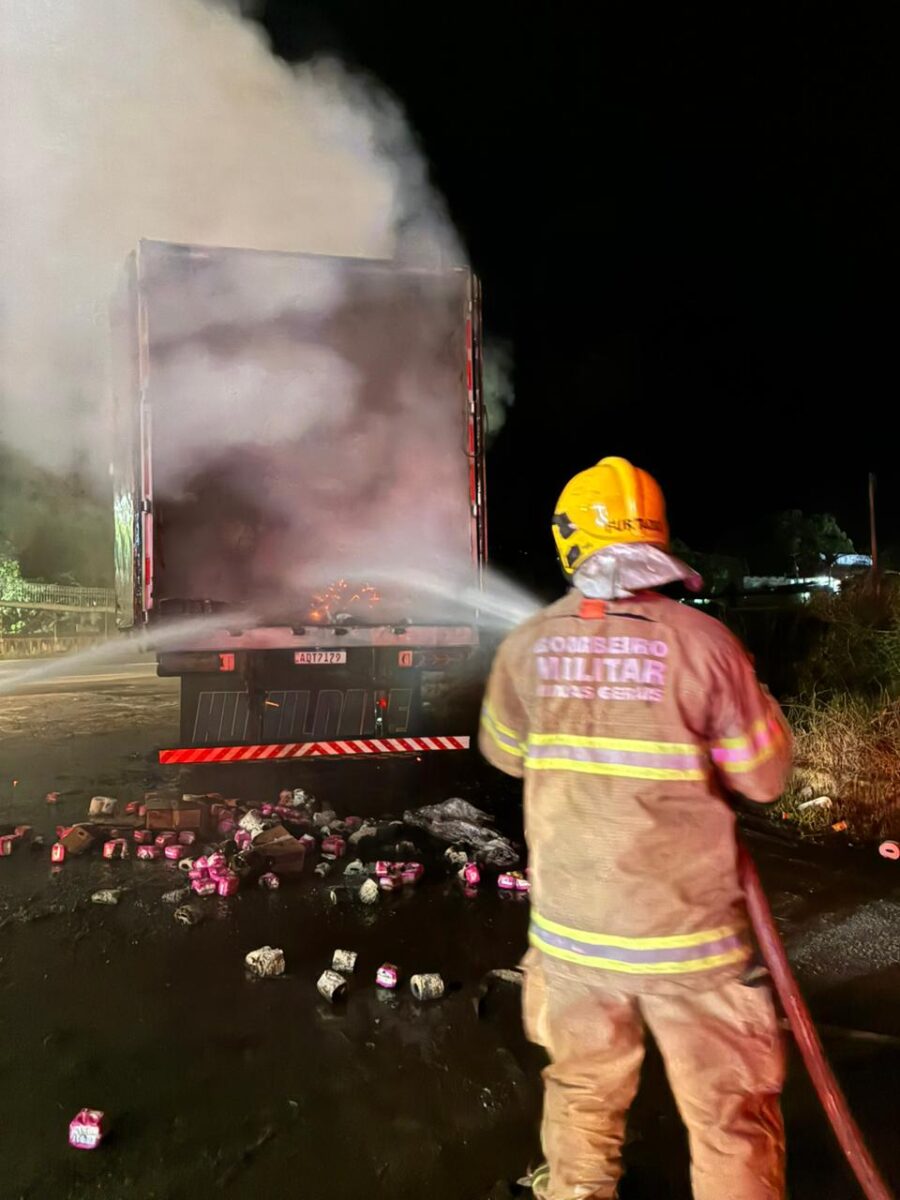 Incêndio atinge carreta carregada com produtos de higiene às margens da BR-381