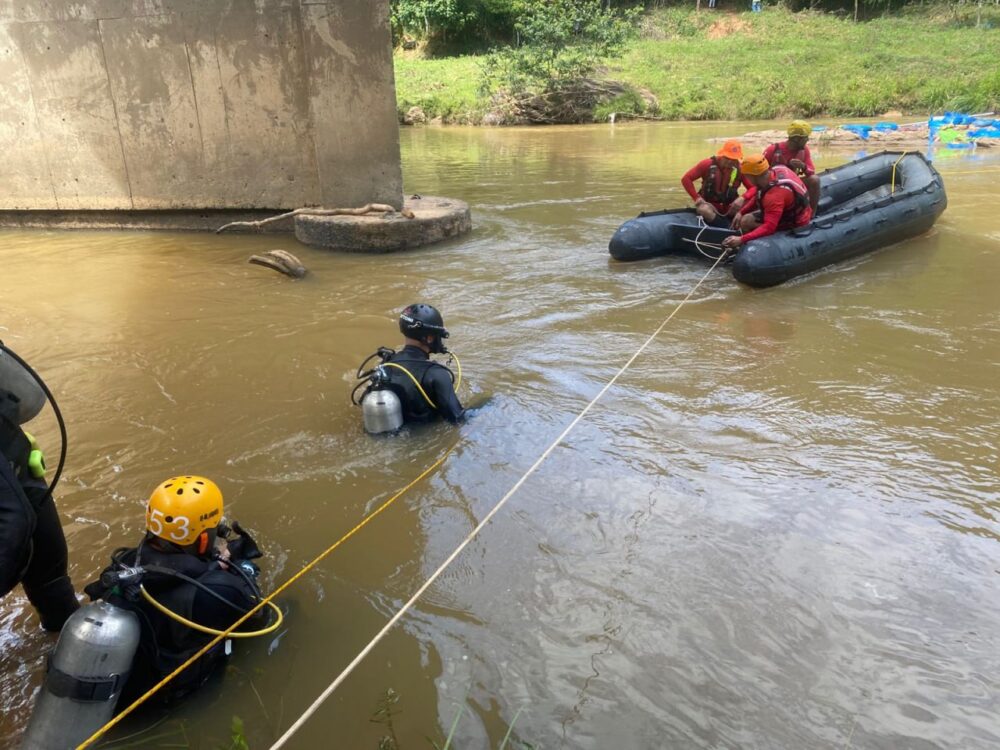 MG-262: itabirano morre após caminhão cair no rio Gualaxo, em Mariana
