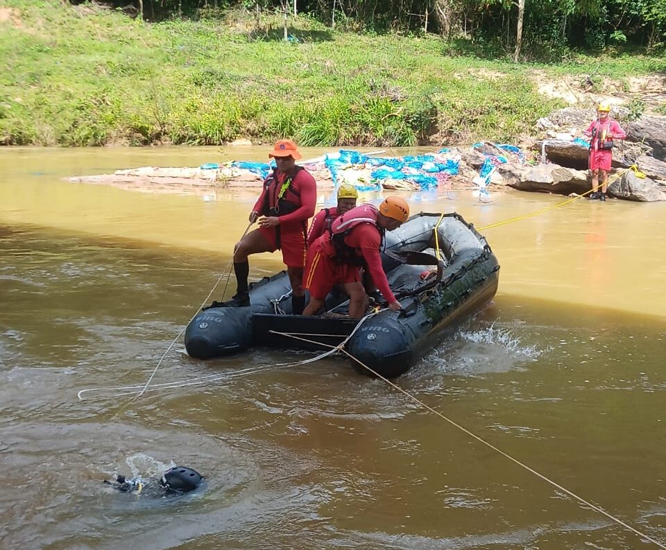 MG-262: itabirano morre após caminhão cair no rio Gualaxo, em Mariana