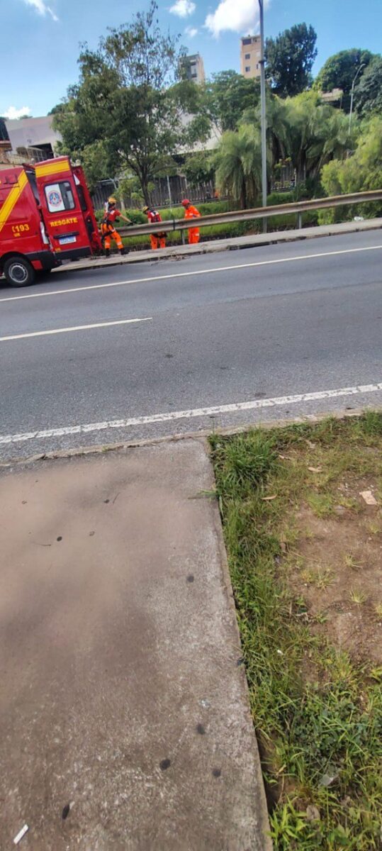 Bombeiros resgatam homem no rio Arrudas, no Centro de BH; vítima morreu no hospital