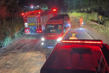 Carreta bitrem pega fogo após colisão com guincho na MG-262, em Mariana; três ficam feridos