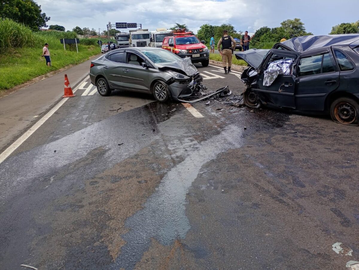 Colisão frontal entre dois carros deixa um morto e interdita trânsito na MGC-491