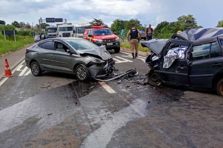 Colisão frontal entre dois carros deixa um morto e interdita trânsito na MGC-491