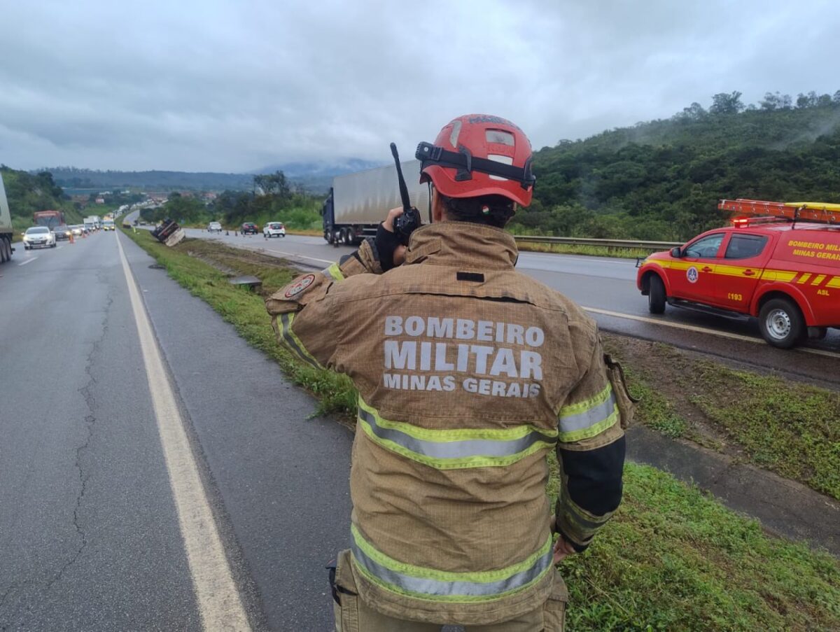 Caminhão-tanque com combustível se envolve em acidente na BR-262