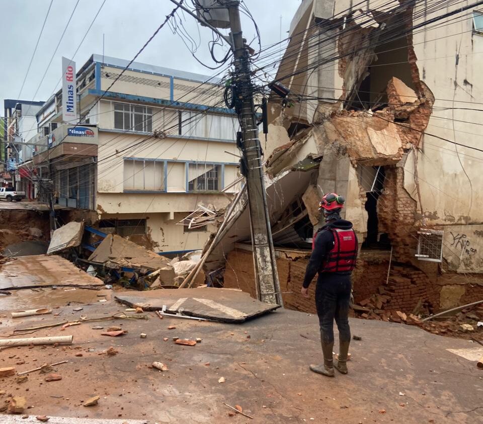 Temporal devasta Ubá, deixa ao menos seis mortos, desaparecidos e provoca colapso em pontes e prédios