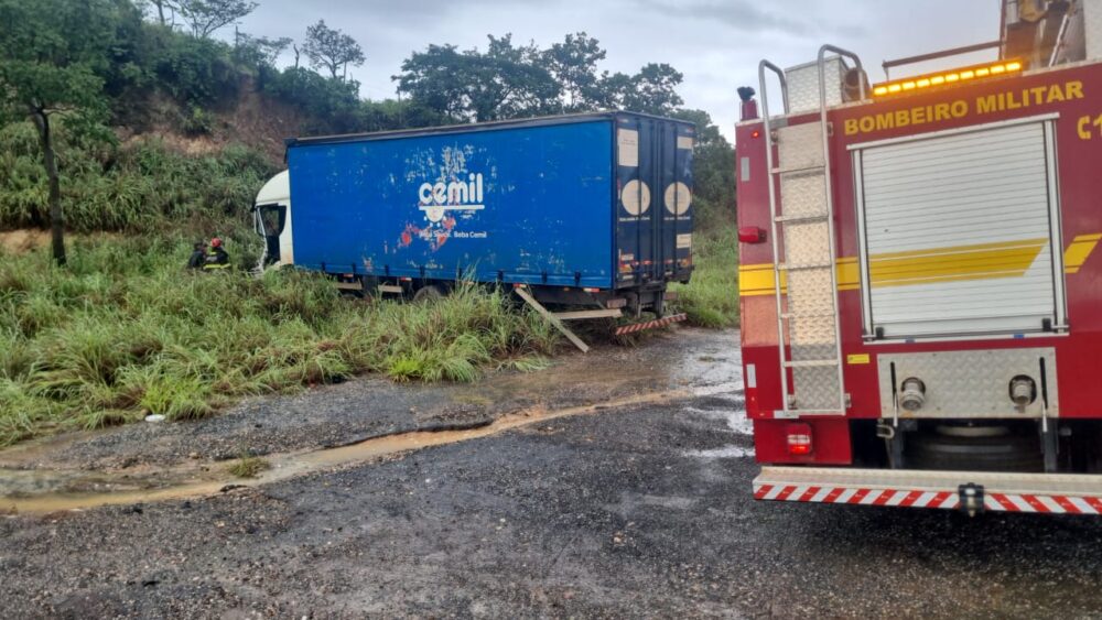 Motorista fica preso às ferragens após colisão entre caminhão e carreta na BR-251