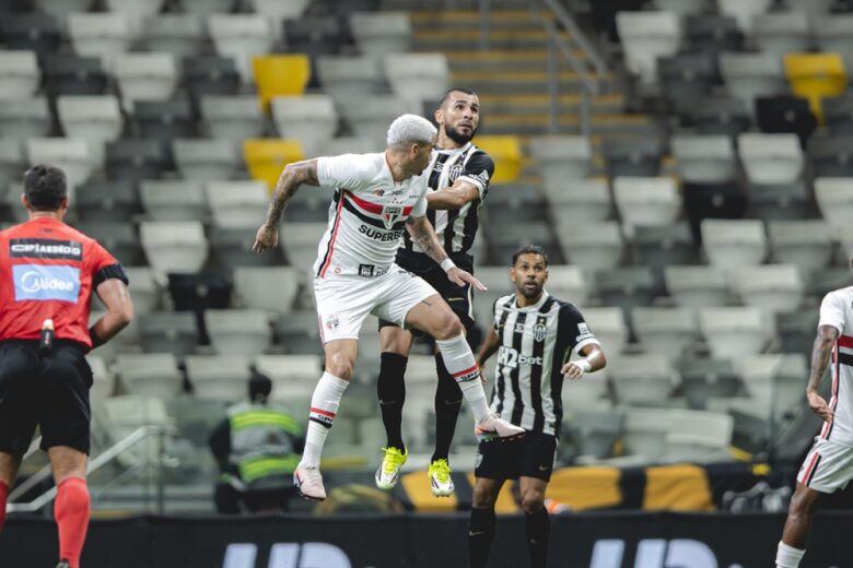 Atlético-MG vence no fim e impede liderança do São Paulo