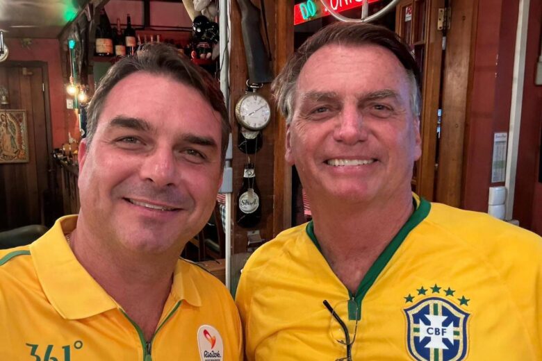 Flávio Bolsonaro é incluído pelo pai como advogado de defesa no processo da tentativa de golpe