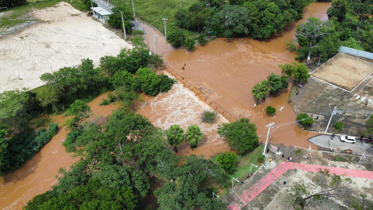 Barragem das Lajes em Porteirinha entra em situação de emergência após transbordamento e danos no vertedouro