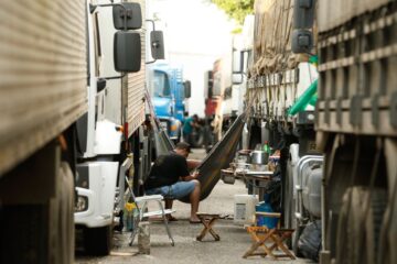 Caminhoneiros alertam governo sobre risco de greve por falta de combustíveis