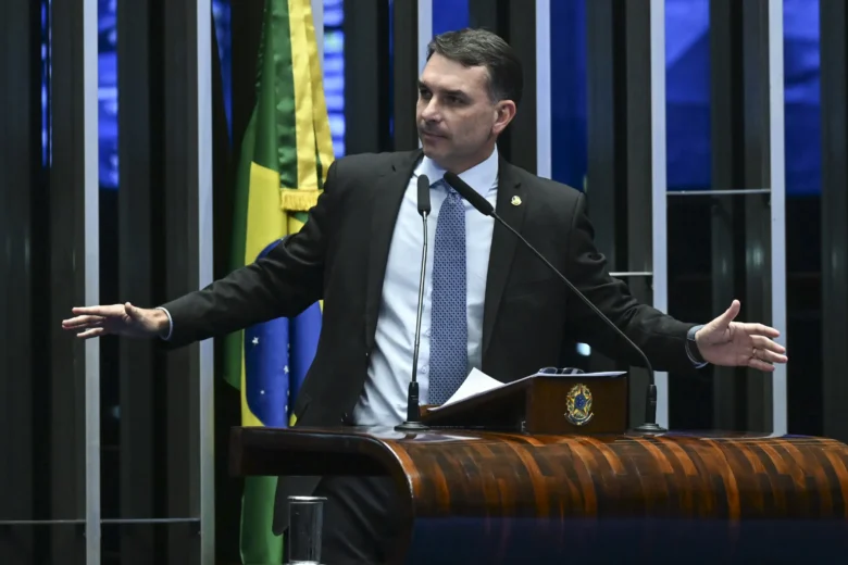 Flávio Bolsonaro reúne assinaturas e protocola PEC que acaba com reeleição para presidente