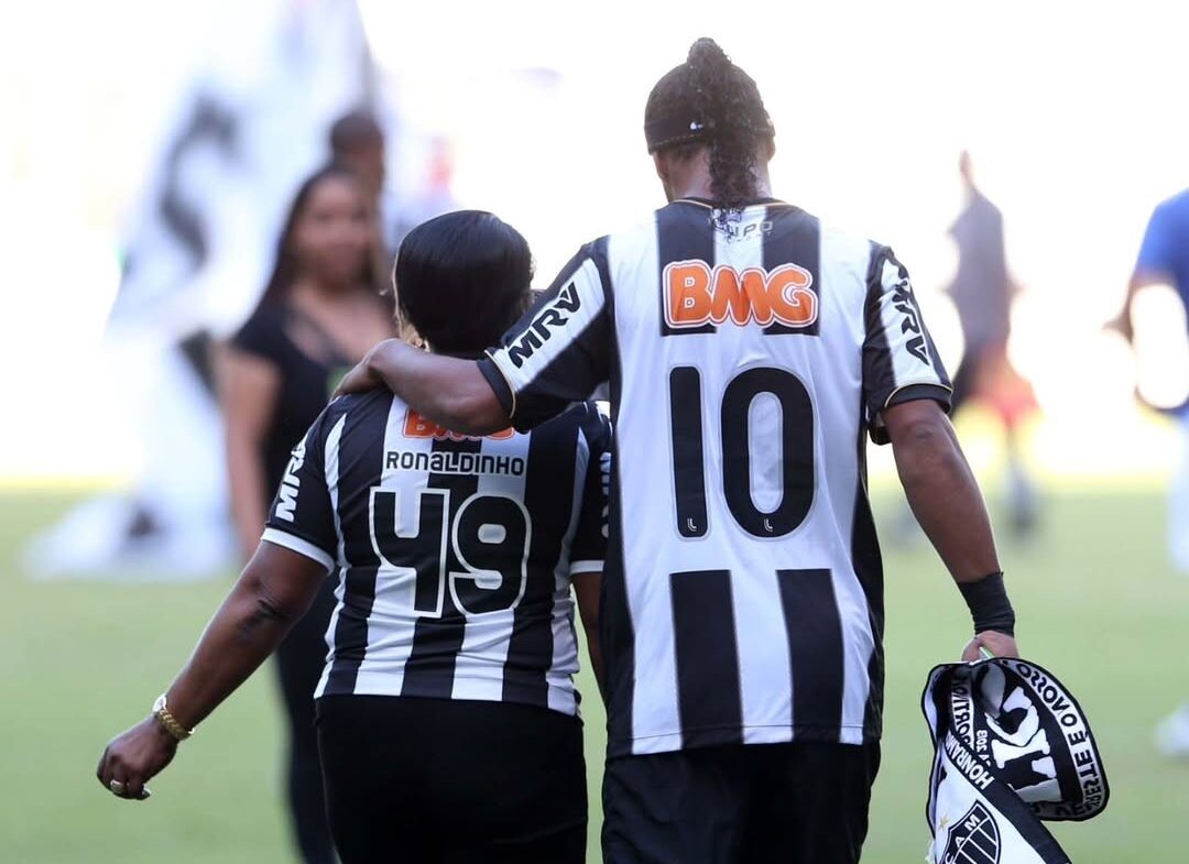 Ronaldinho parabeniza Atlético pelos 118 anos e diz: “Posso chamar de casa”