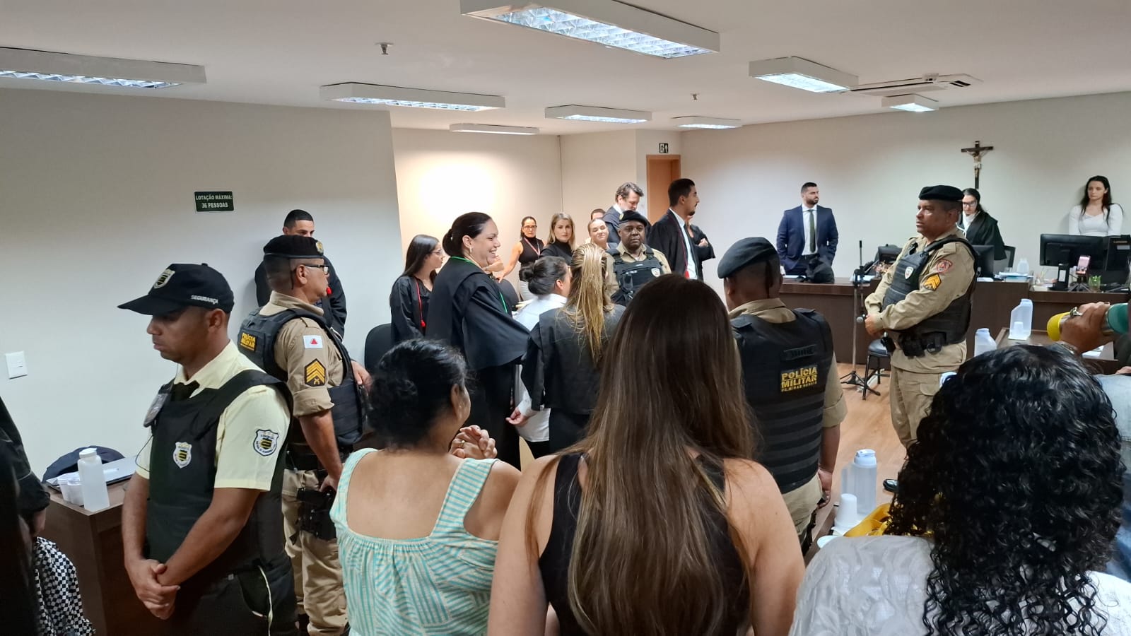 Júri que absolveu mulher que matou o companheiro após abuso contra a filha tinha maioria masculina entre os jurados