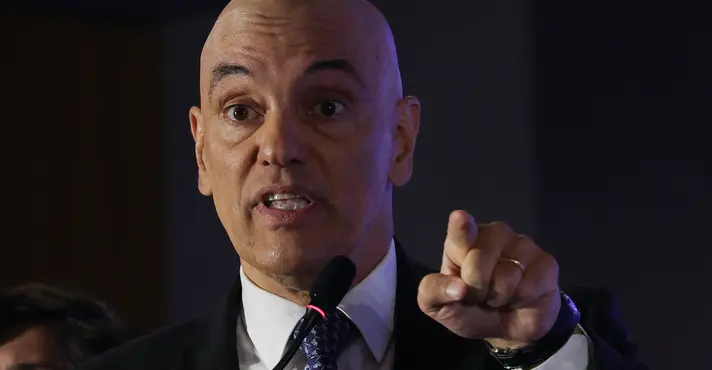 Moraes manda executar multas bilionários contra caminhoneiros que bloquearam estradas depois das eleições 2022